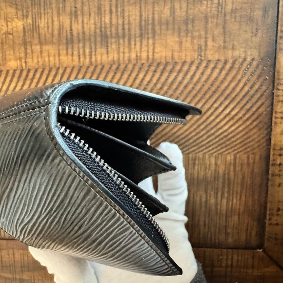 LOUIS VUITTON
Epi Demi Lune Pochette Black - Picture 16 of 17